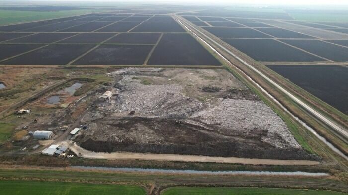 На этом снимке хорошо видно, что Полтавский мусорный полигон находится в самом сердце «рисовой системы» и окружён оросительными каналами.