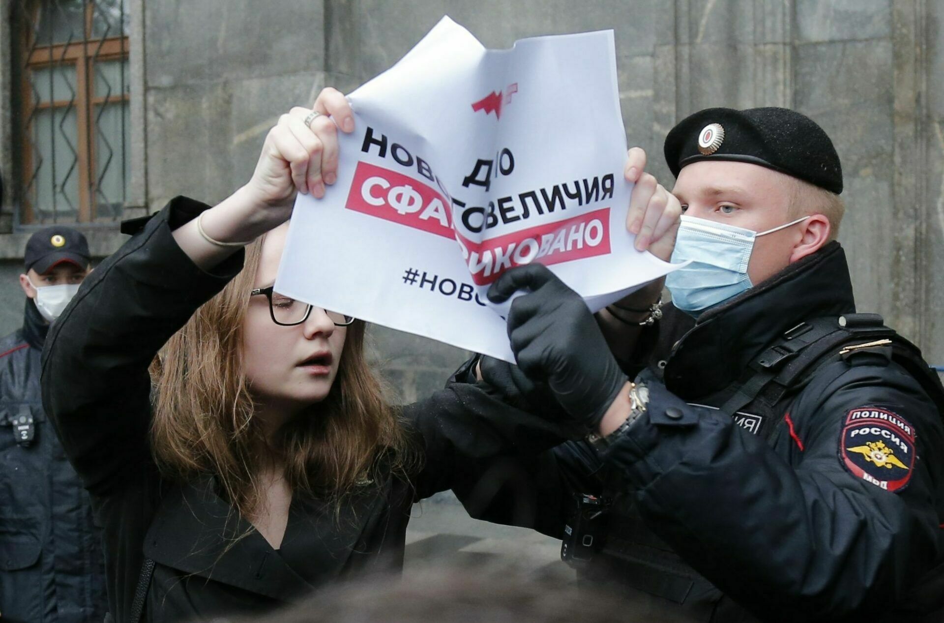 Не менее 12 участников одиночных пикетов задержаны у здания ФСБ на Лубянке