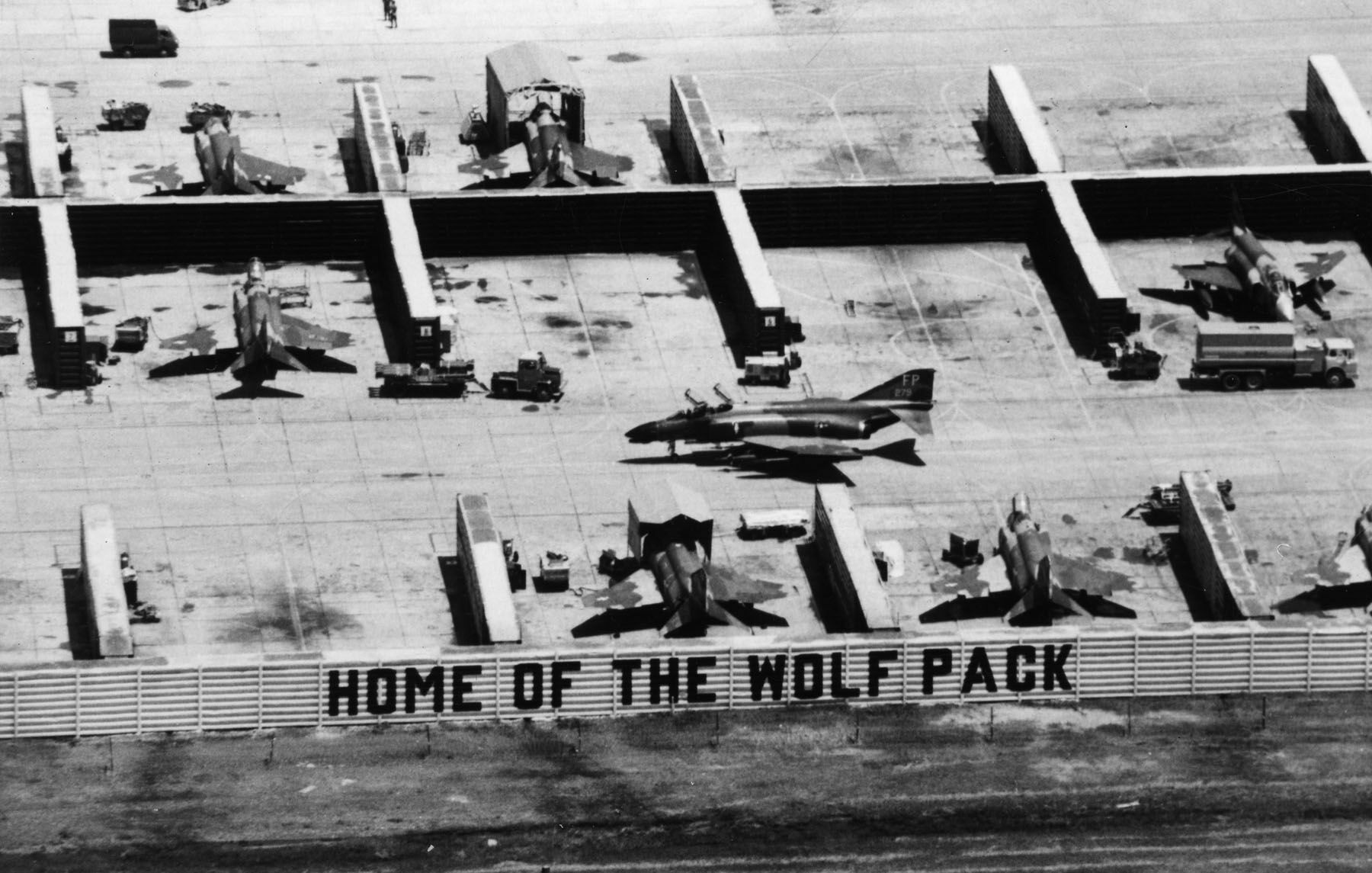 Наряду с базами во Вьетнаме, защитные капониры "вьетнамского типа" для авиационной техники строились американцами в тот период и на своих базах в сопредельных странах. Здесь истребители McDonnell F-4D Phantom II из состава 8-го тактического истребительного крыла ВВС США в капонирах на авиабазе Удон в Таиланде, 1967 год (с) ВВС США