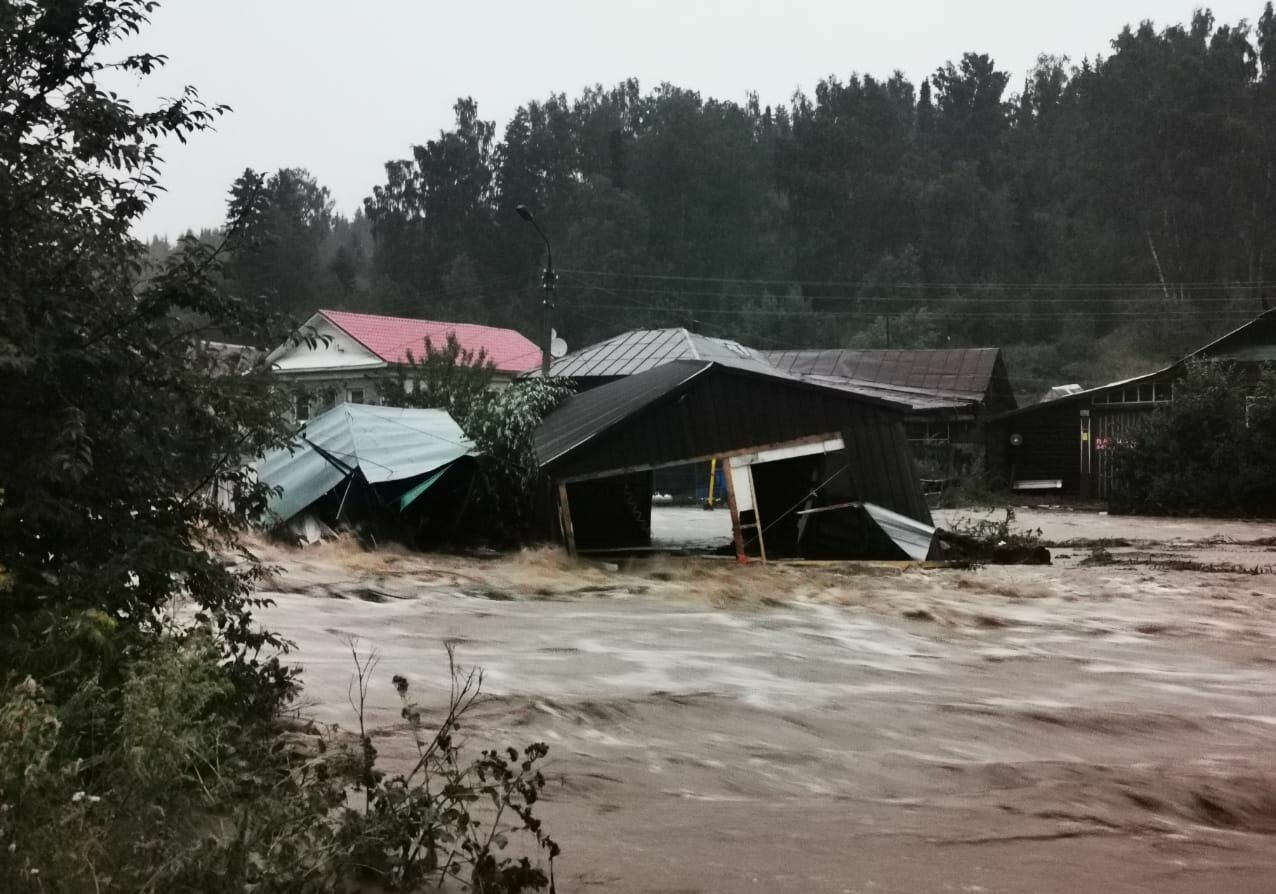 Город в Свердловской области затопило из-за сильного ливня
