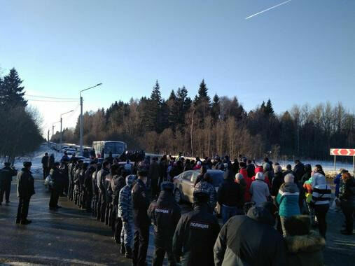 В Волоколамске полиция задержала жителей, перекрывших дорогу на мусорный полигон