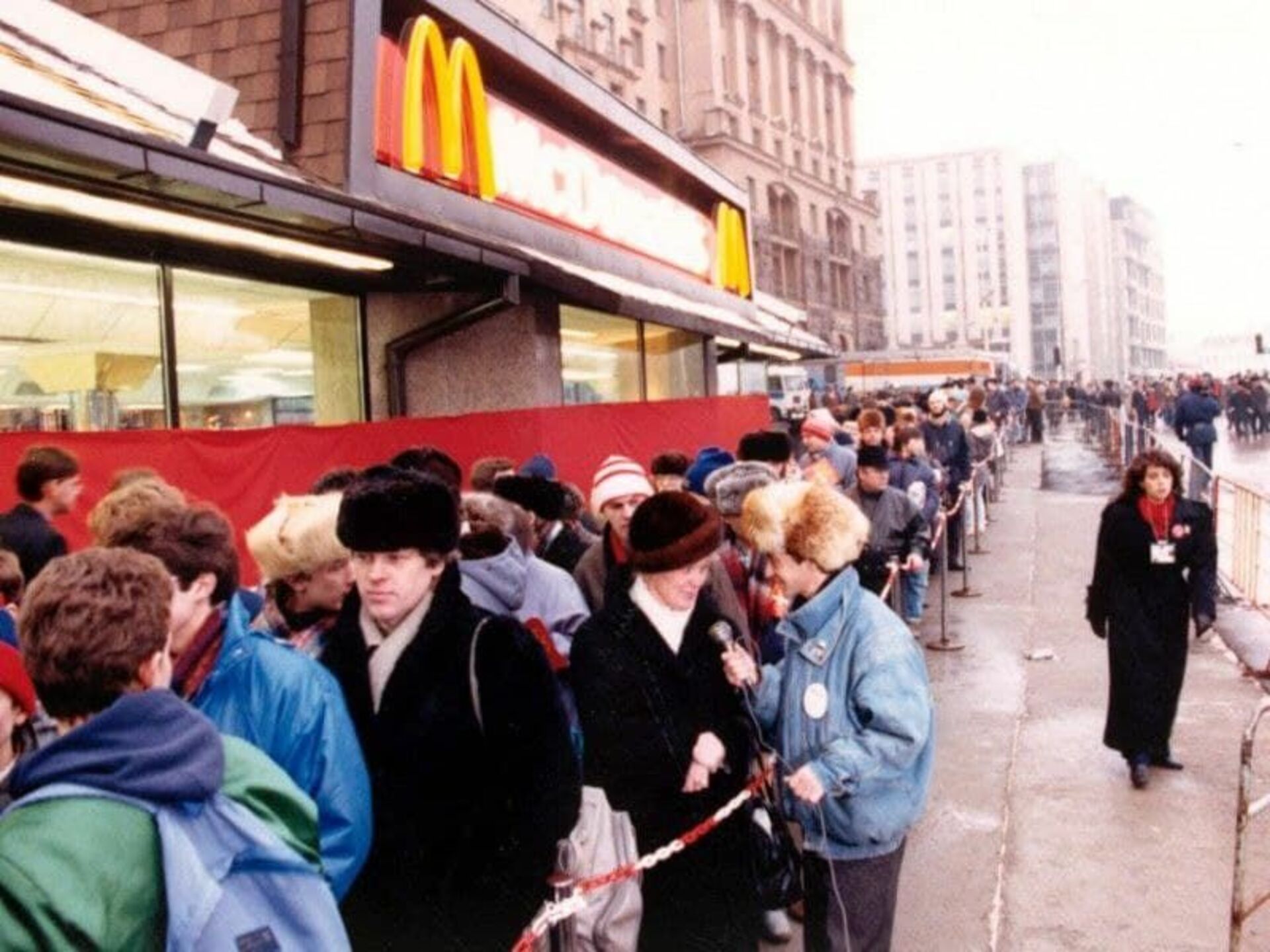 Какие макдональдсы открылись в москве. Открытие первого Макдональдса в Москве в 1990 году. Очередь в первый макдональдс в Москве 1990. Макдональдс 1990 Москва. Макдональдс в 1990 году в Москве.