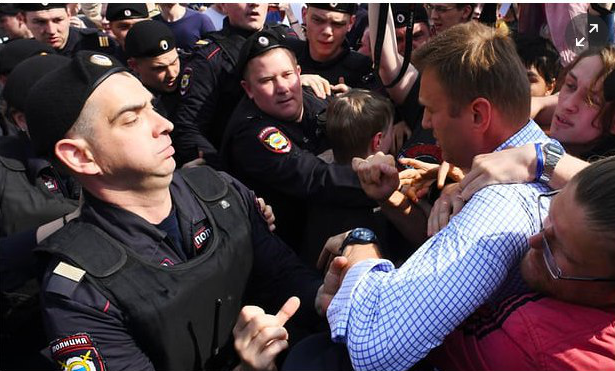 Навального отпустили из ОВД после составления протоколов
