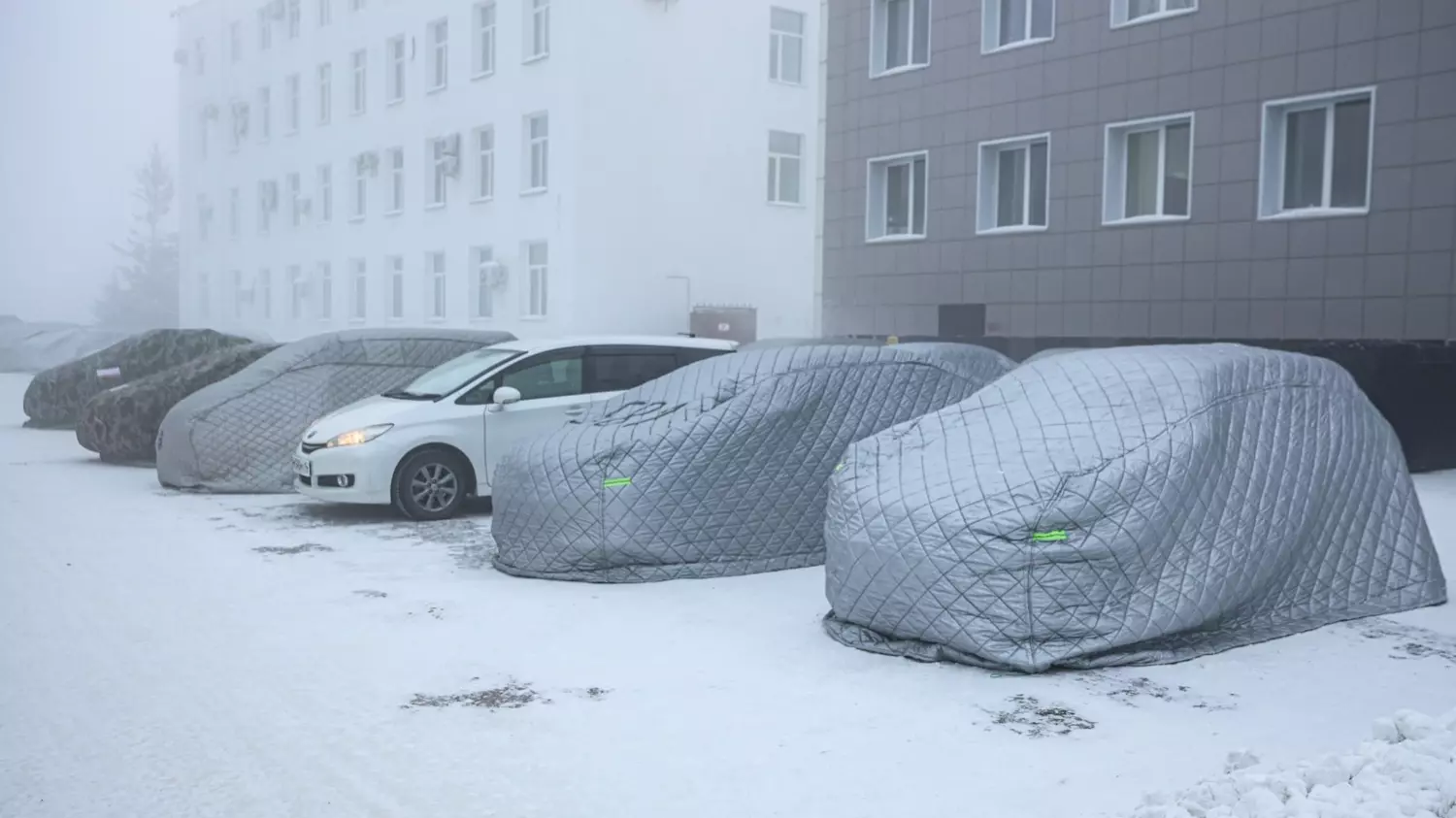 Разрядившийся аккумулятор — одна из частых причин невозможности завести авто в холод. В Якутске в -45 градусов автомобилисты вынуждены укутывать свои автомобили.