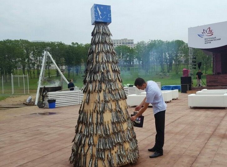Жителям Владивостока позволили ощипать огромную елку из рыбы