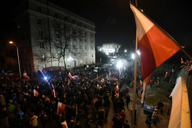 В Польше проходят массовые протесты оппозиции у здания парламента