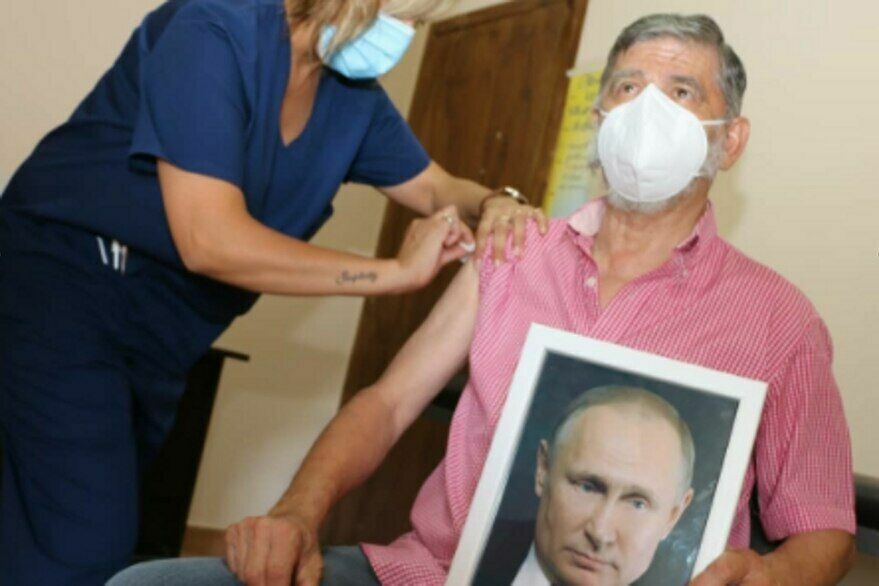 Фото дня: мэр города в Аргентине сделал прививку от COVID с портретом Путина в руках