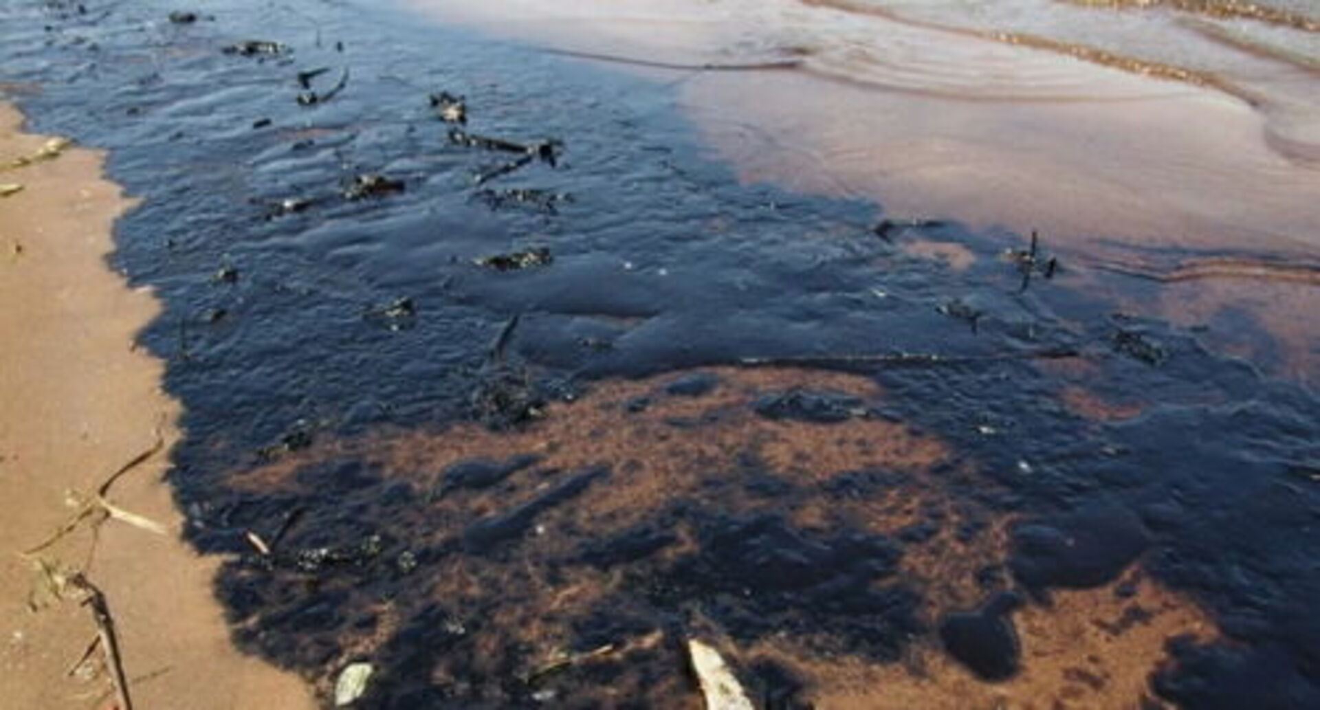 Нефть загрязняет воду. Разлив нефти в Анапе 2021. Новороссийск пятно нефти. Южная Озереевка разлив нефти. Разлив нефти в Анапе.
