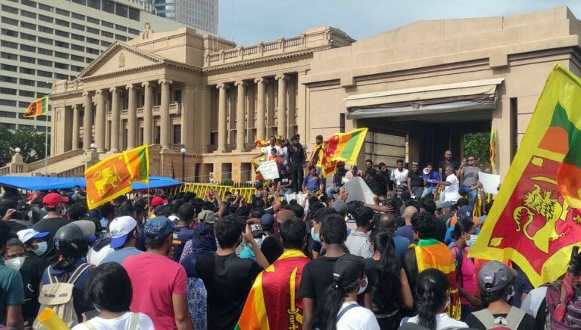 Во время протестов на Шри-Ланке пострадали более 100 человек