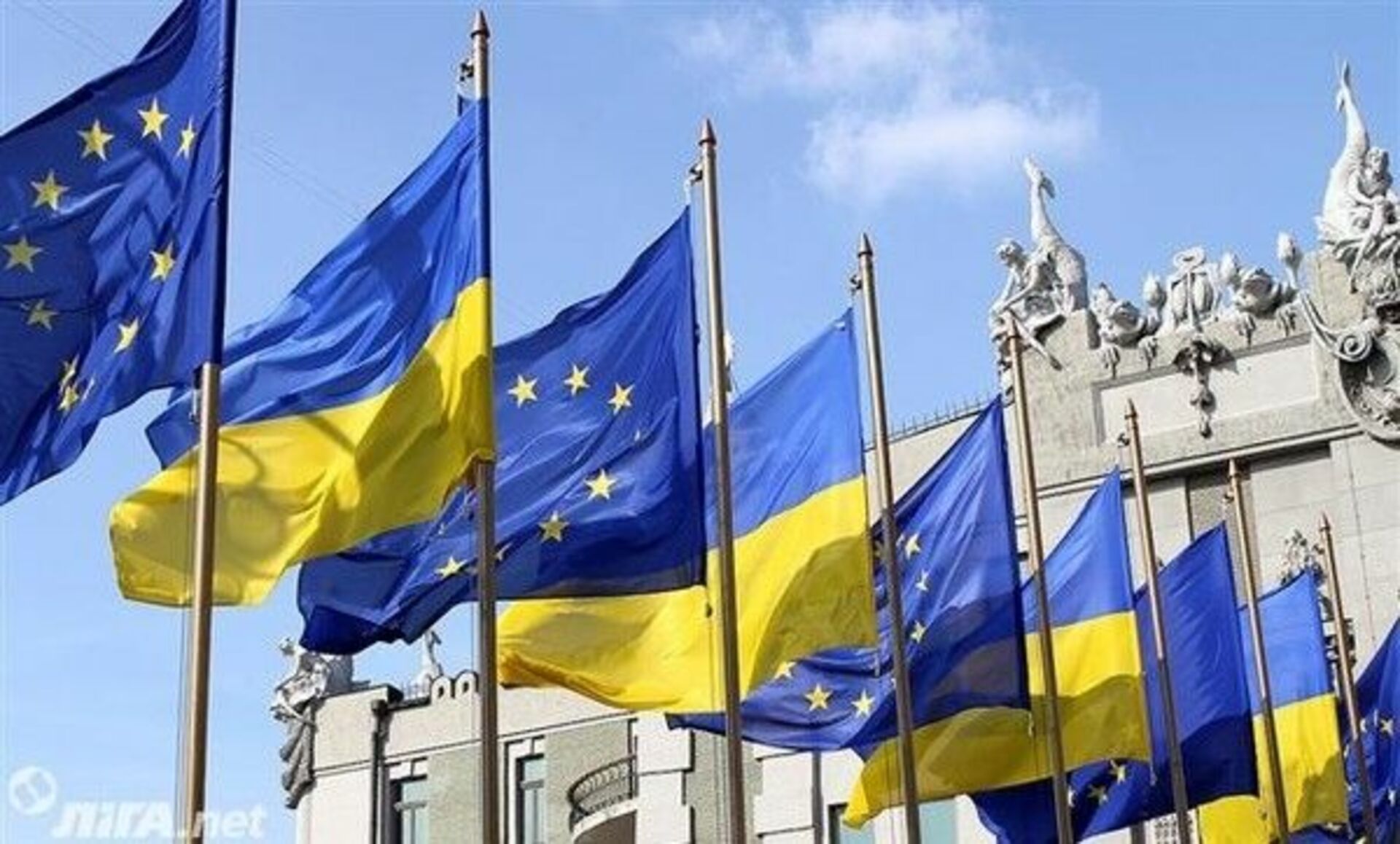 Членство украины. Флаг Украины ЕС НАТО. Украина и Европейский Союз. Европейский Союз и НАТО Украина. Еврокомиссия флаги Украины.