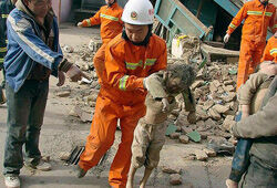 Количество жертв землетрясения в Китае продолжает расти (ВИДЕО)