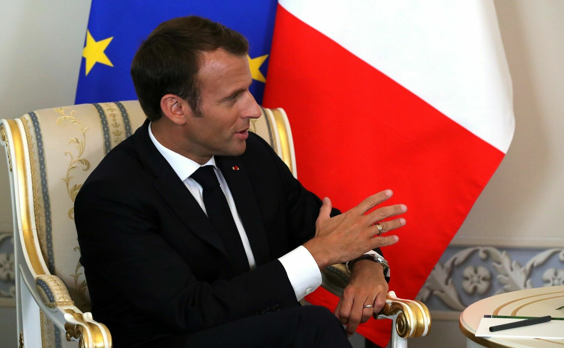 Президент Франции вручил лидерам G7 часы из переработанного пластика