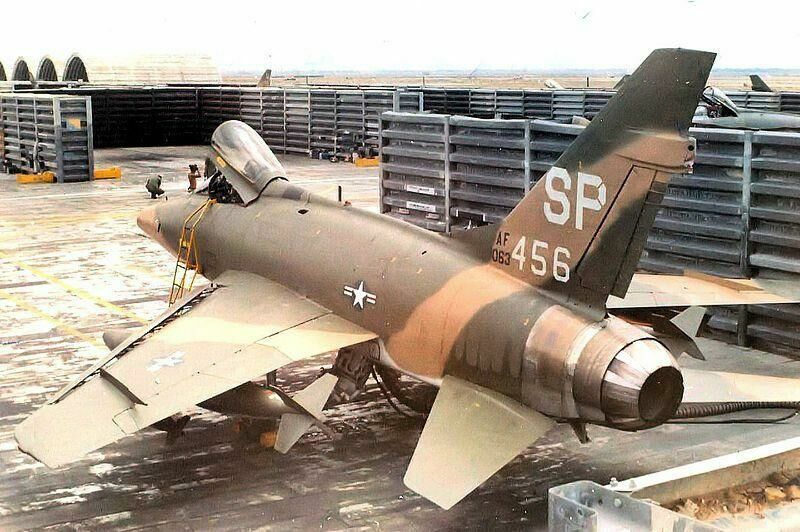 Истребитель  North American F-100D Super Sabre ВВС США в капонирных укрытиях на американской авиабазе Туихоа, 1969 год (с) ВВС США