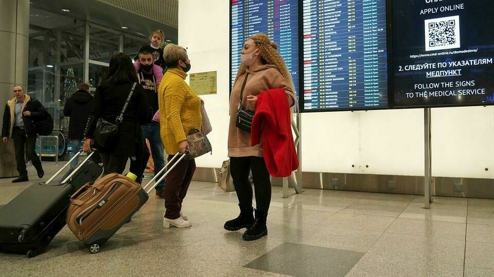 В московских аэропортах задержали или отменили свыше 60 рейсов