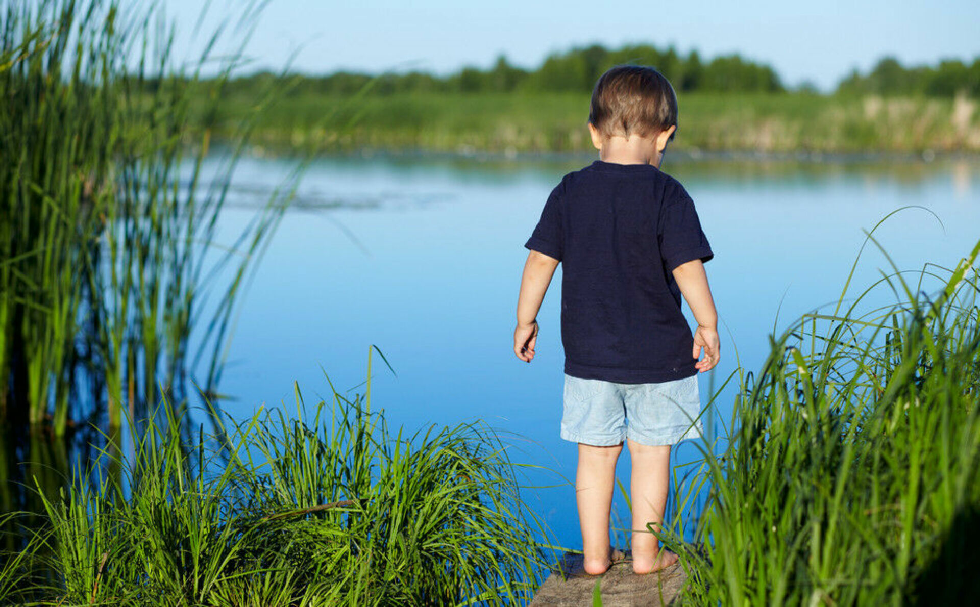 Мальчик на берегу озера. Река для детей. Дети возле речки. Мальчишки на реке. Мальчик возле речки.