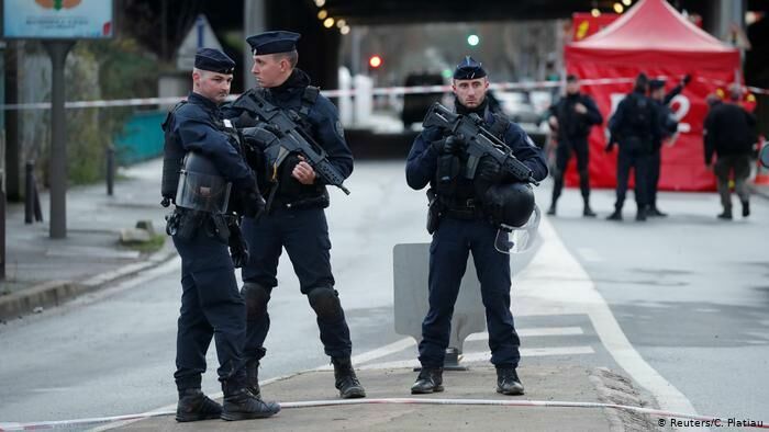 Выходец из Туниса во Франции зарезал полицейского в участке