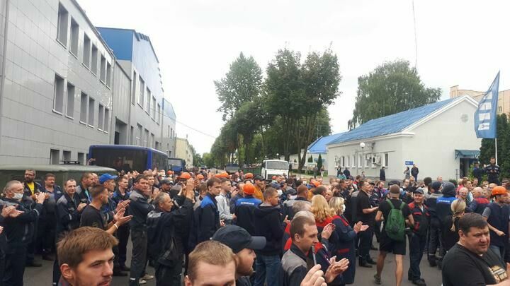 Рабочие БелАЗа вышли на забастовку