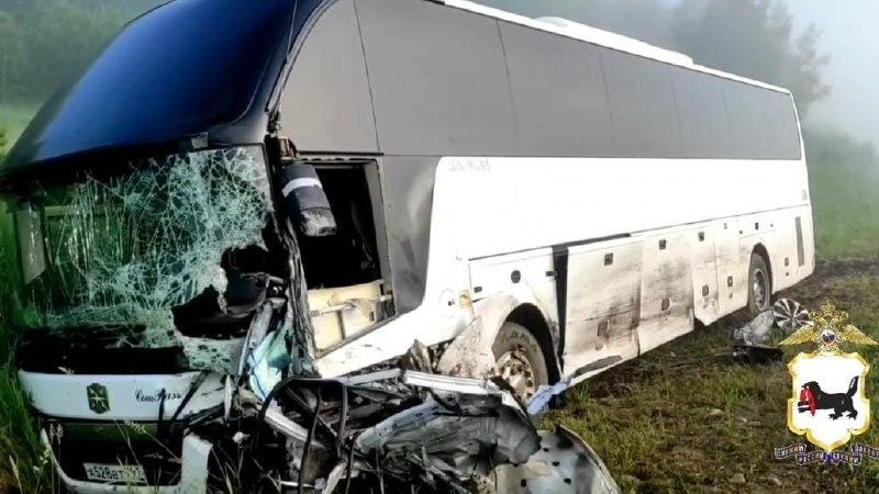 Два человека погибли при столкновении автобуса и иномарки на трассе под Иркутском