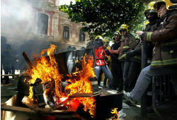 Пожарные забросали петардами парламент в Барселоне и сожгли гробы