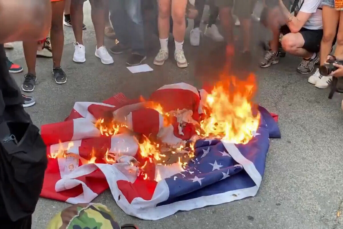 В День независимости США протестующие сожгли в Вашингтоне американский флаг