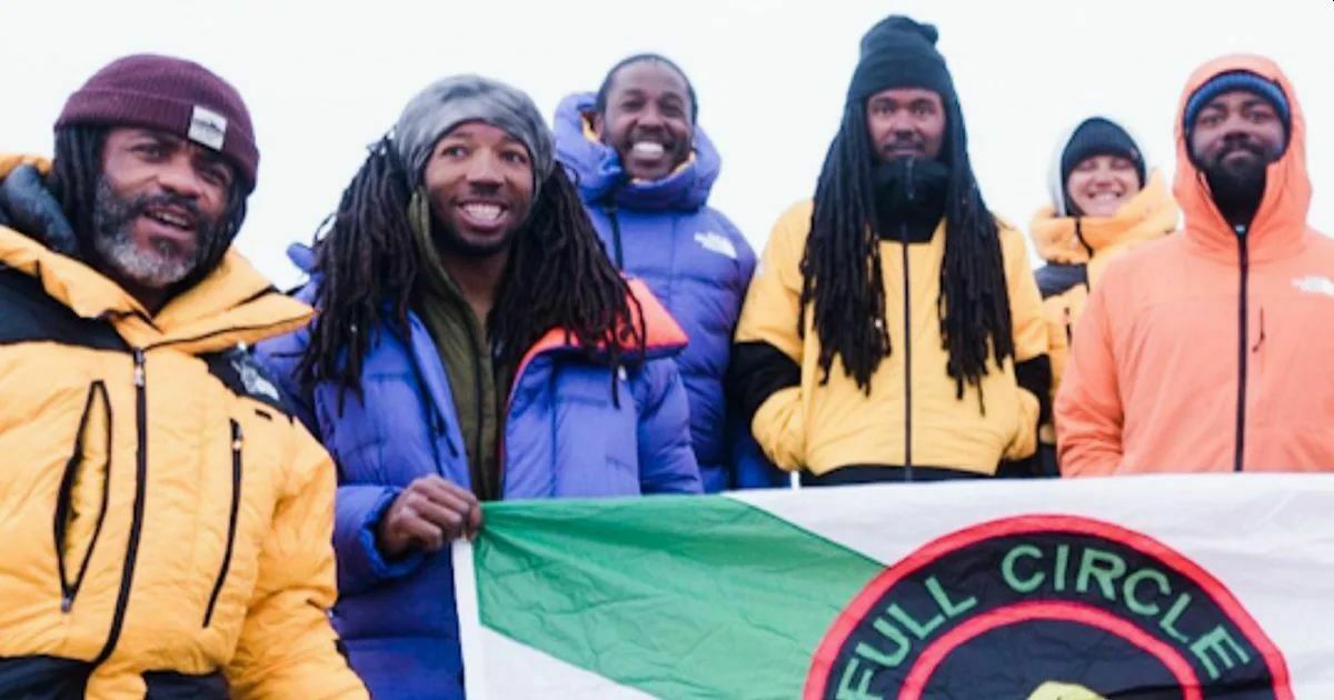 «Немного холодно»: Эверест впервые покорила команда чернокожих альпинистов