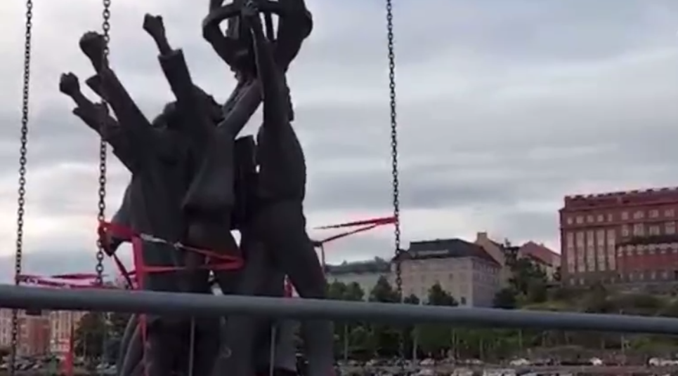 Подружили, и хватит! В Хельсинки демонтировали памятник, подаренный Москвой (видео)