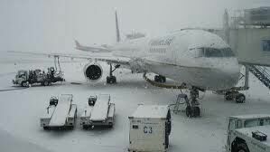 Из-за непрекращающегося снегопада в московских аэропортах отменяются рейсы