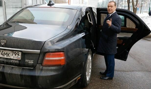 Медведев стал ездить на российском лимузине