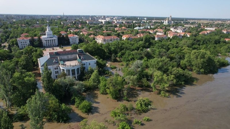 Новую Каховку затопило после разрушения ГЭС (ВИДЕО)