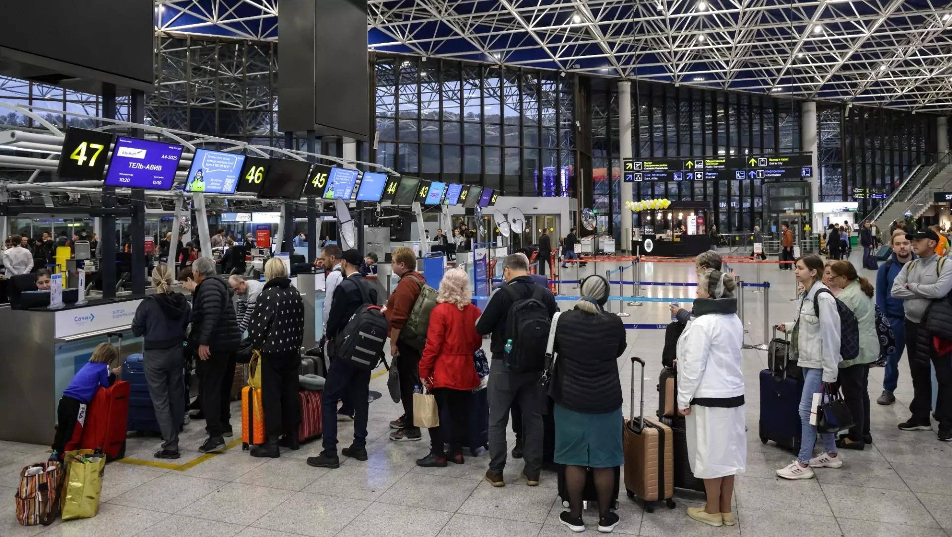 В аэропорту Сочи задержали два рейса из-за угрозы атаки БПЛА