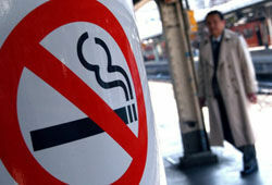 Глава МВД Москвы пообещал вводить штрафы для курильщиков не сразу