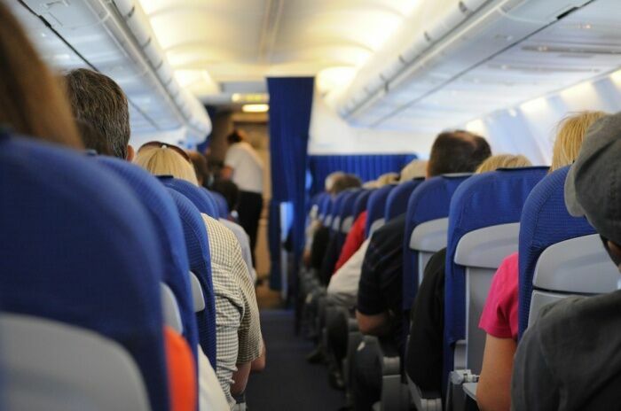 На борт самолета могут разрешить бесплатно проносить  рюкзаки и лекарства