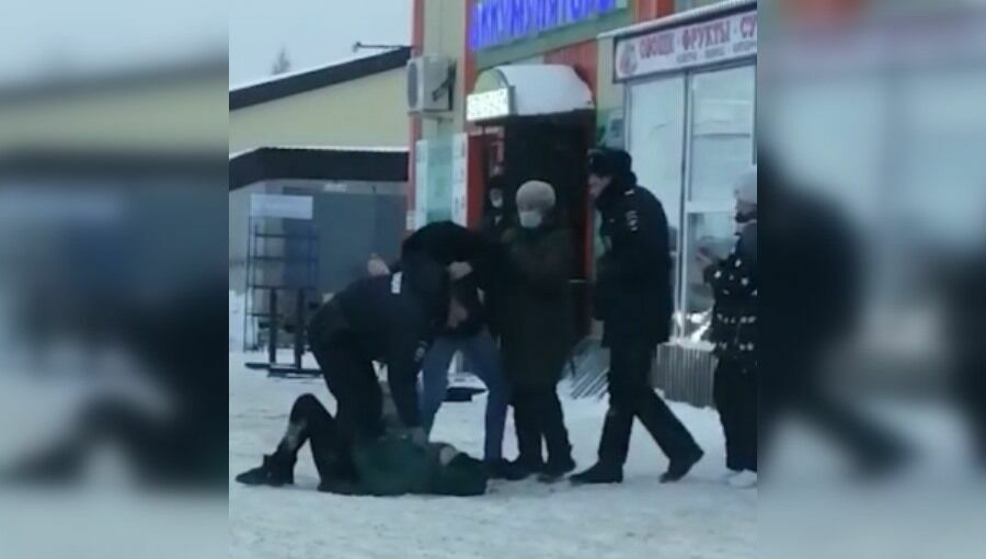 В Татарстане полиция повалила беременную на снег при задержании за отсутствие маски