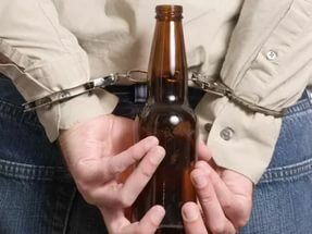 В США 55-летнюю женщину приговорили к 8 годам за кражу бутылки пива