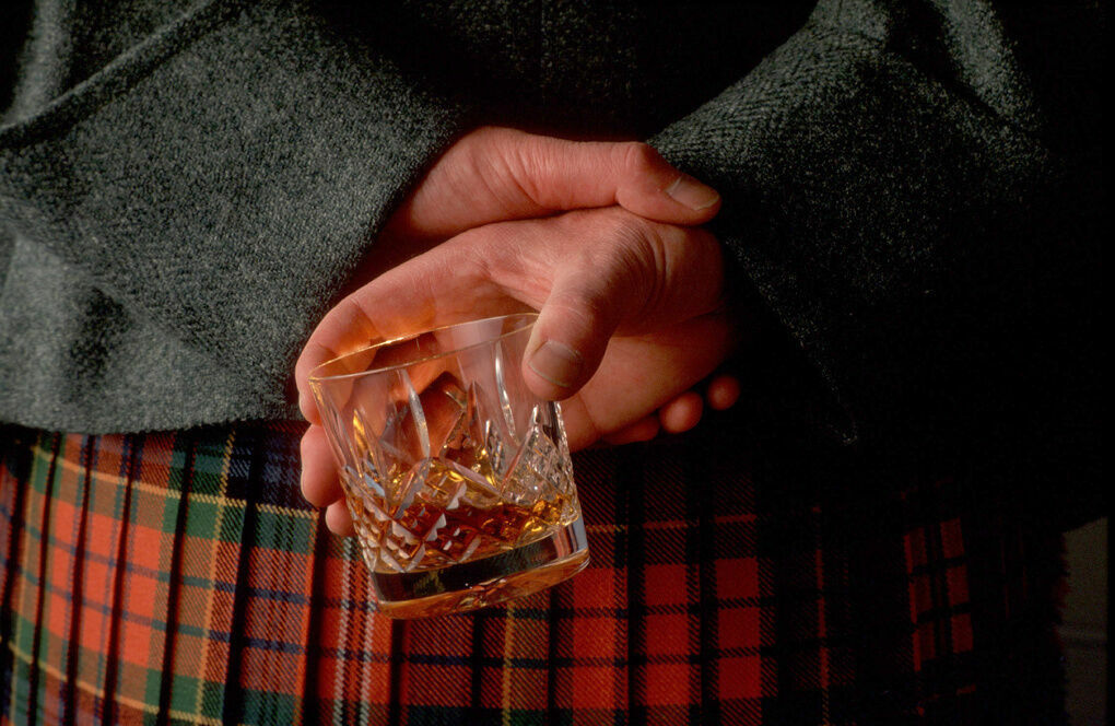 Рекордное число шотландцев скончались от алкоголя во время локдауна