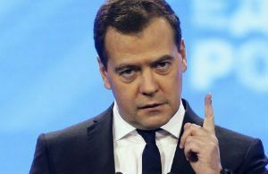 Медведев отчитал Ткачева: «Ставьте себе будильник в разные места»