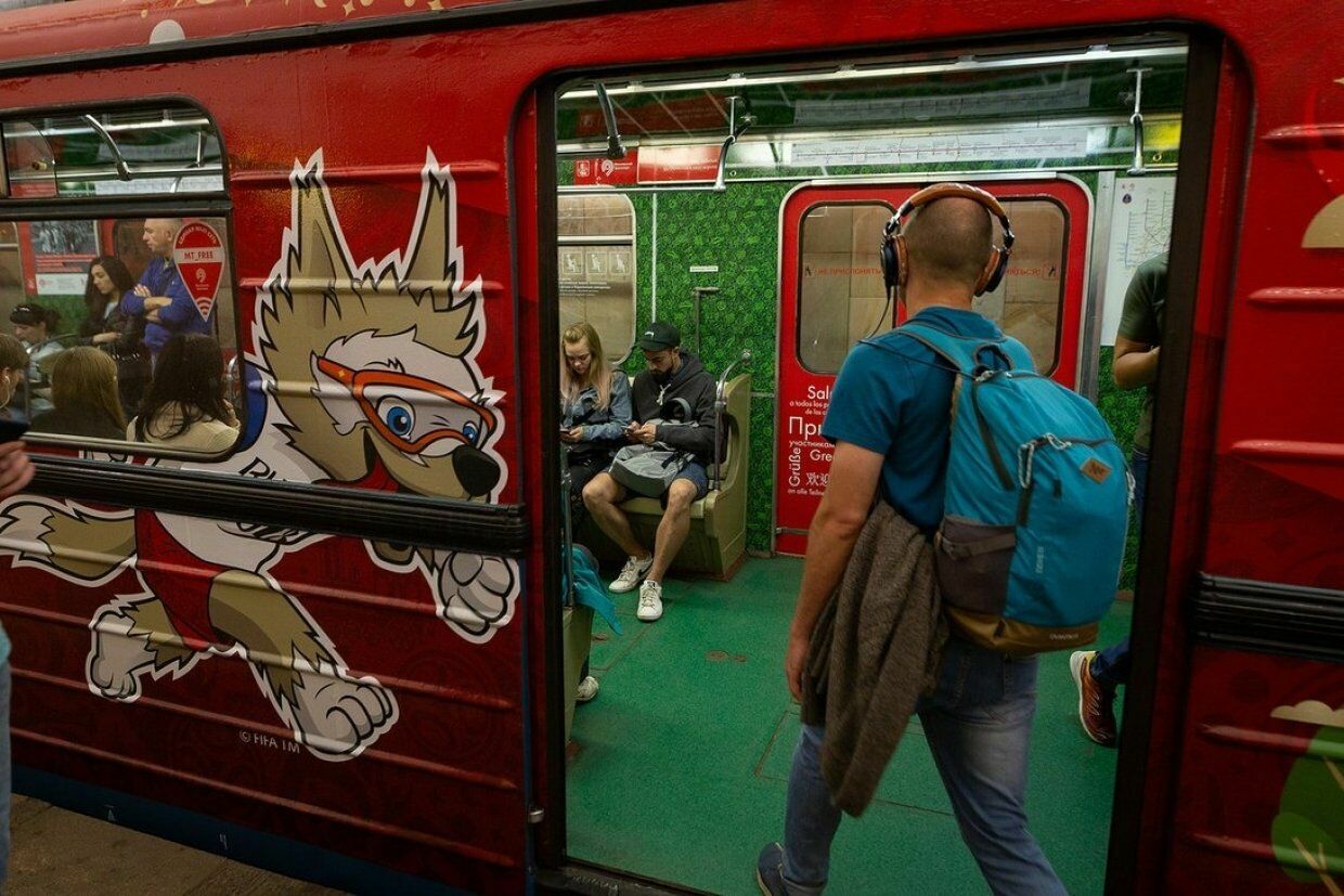 Инвалидные коляски, аэрогриль и сомбреро: что забывают в метро гости ЧМ