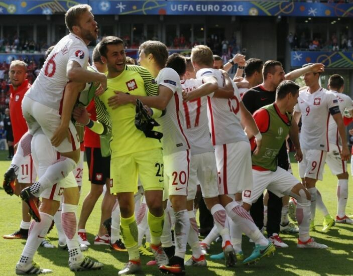 Польша первой вышла в четвертьфинал Евро-2016, обыграв Швейцарию