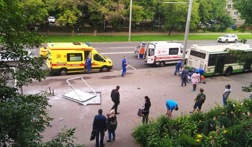 Пешеход погиб после наезда автобуса на остановку в Москве