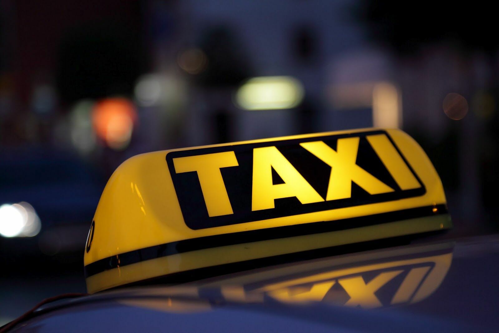 Таксист из Петербурга взял с иностранца 16 тысяч рублей за 20 минут поездки