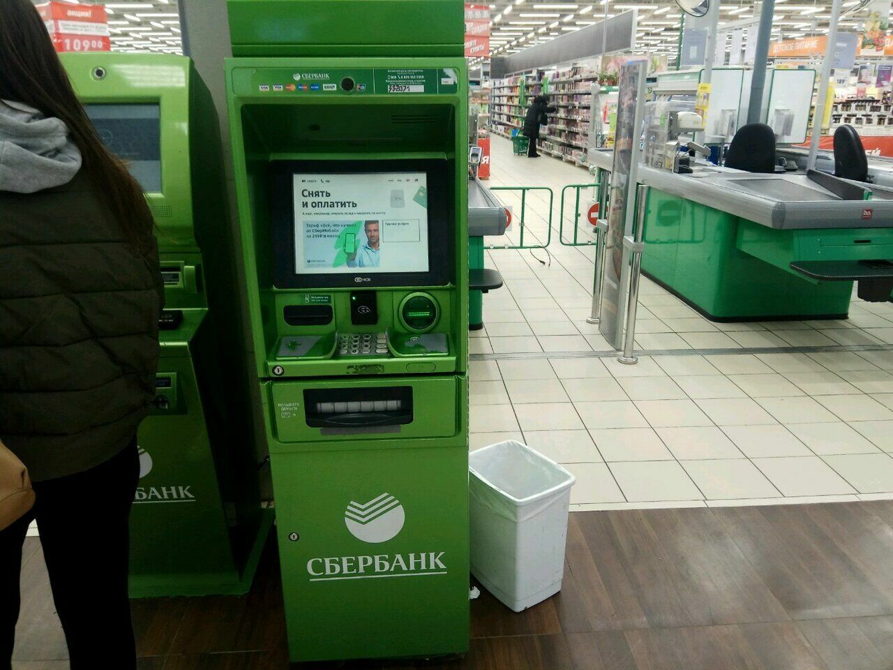 Сбербанк отменил бесплатный лимит на переводы через банкоматы