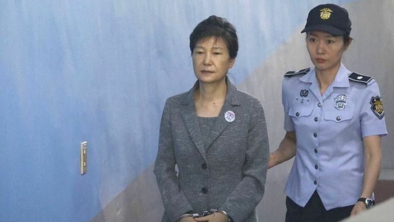 Президент Кореи 2013-2017 гг. Пак Кын Хе выходит из Тюрьмы 