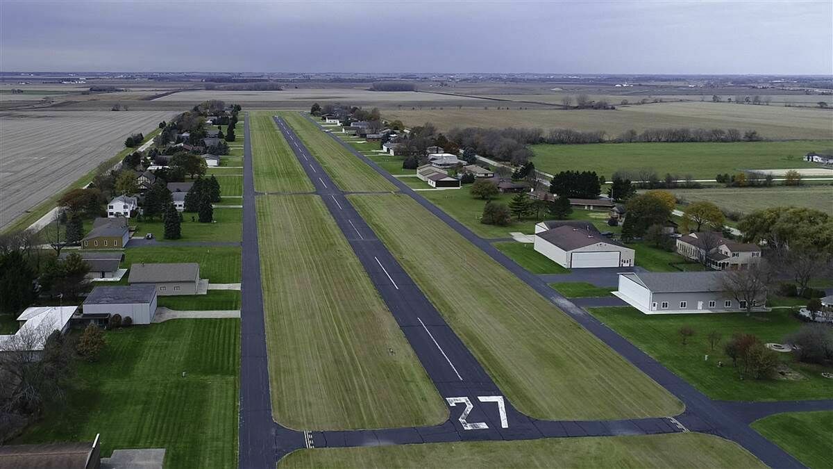 В США построен поселок со взлетной полосой для личных самолетов