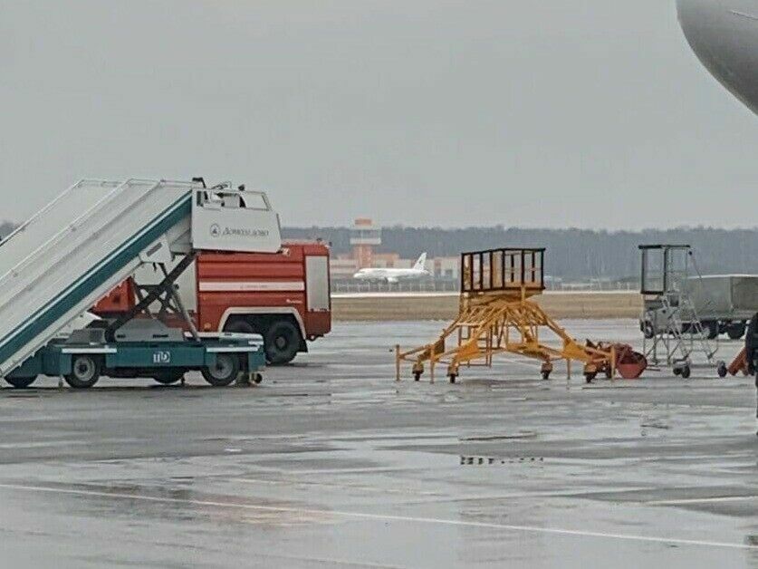 Пассажирский самолет SSJ-100 приземлился в "Домодедово" на недостроенной полосе
