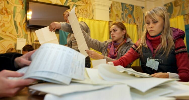 Партия Яценюка вышла в лидеры на выборах в Раду Украины