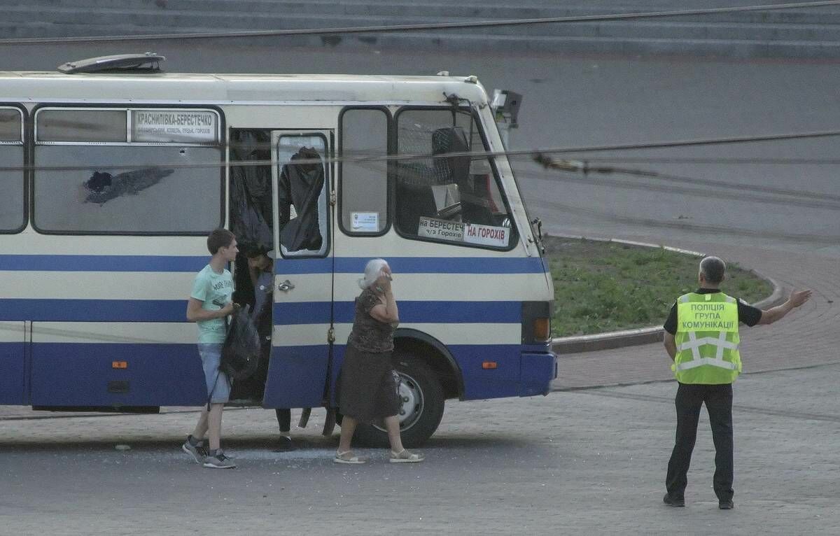 Захватчик заложников в Луцке сдался и ждал несколько минут, пока его задержат (ВИДЕО)