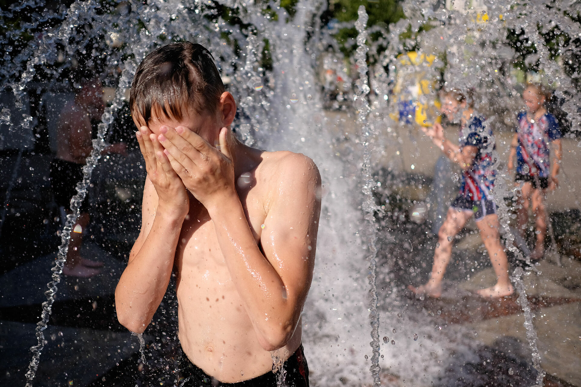 Жара купаться. Мальчик жара. Мальчики лето жара. Дети фонтан жара купание. Мальчику жарко.