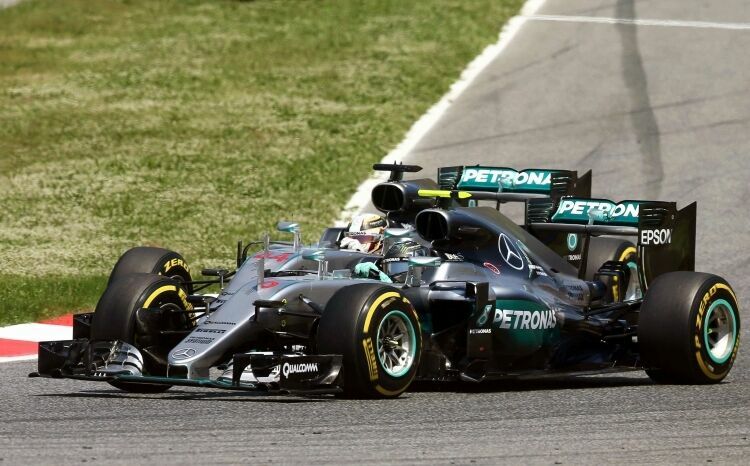Росберг и Хэмилтон столкнулись друг с другом на старте Гран-при Испании