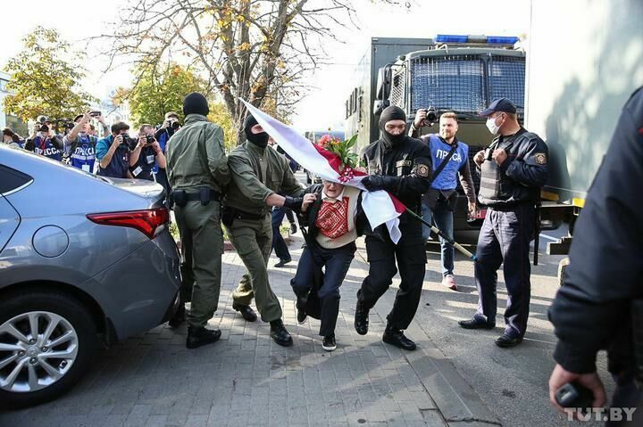 В Минске начались задержания участниц “блестящего женского марша” (ФОТО)