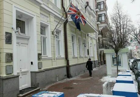 Великобритания начала эвакуацию дипломатов из Киева